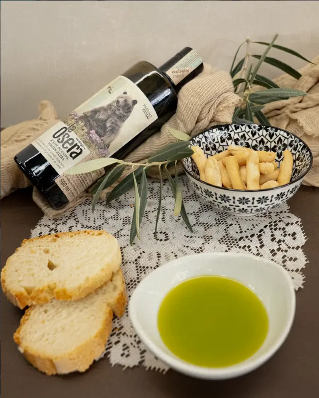 Aceite de oliva La Osera servido con pan para una cata
