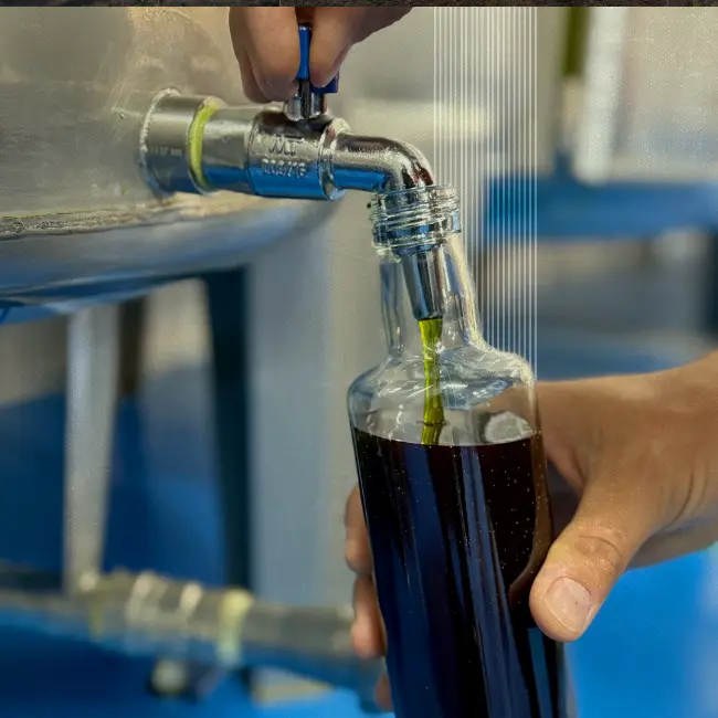 Aceite de La Osera llenando una botella en la almazara
