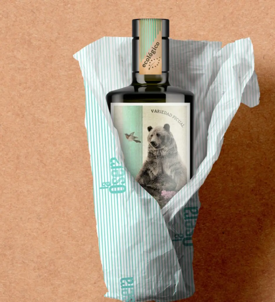 Composición oficial de la botella Picual La Osera sobre fondo tierra