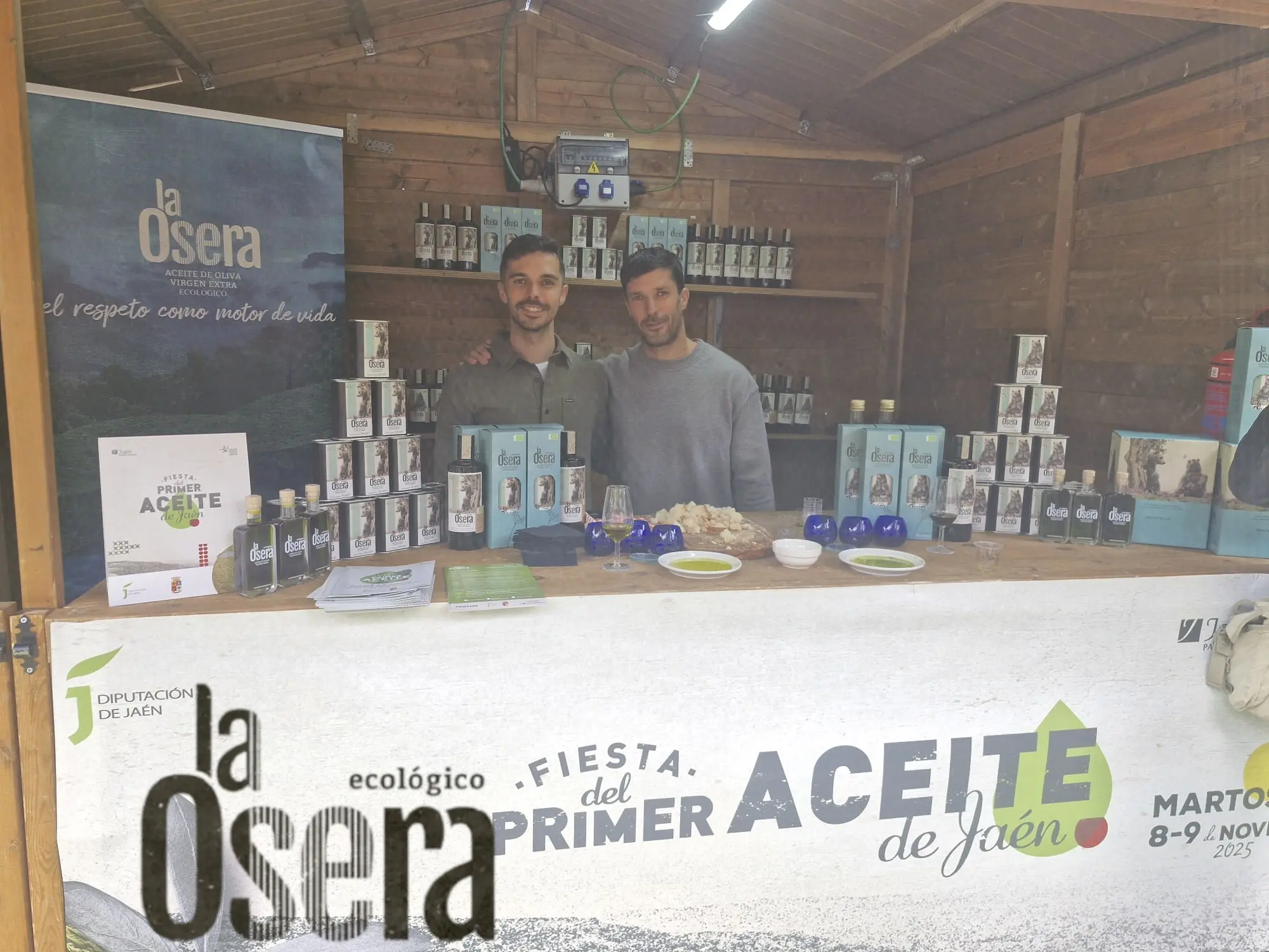 Ricardo y Rocío sonríen junto a las aceitunas recién recogidas en el campo